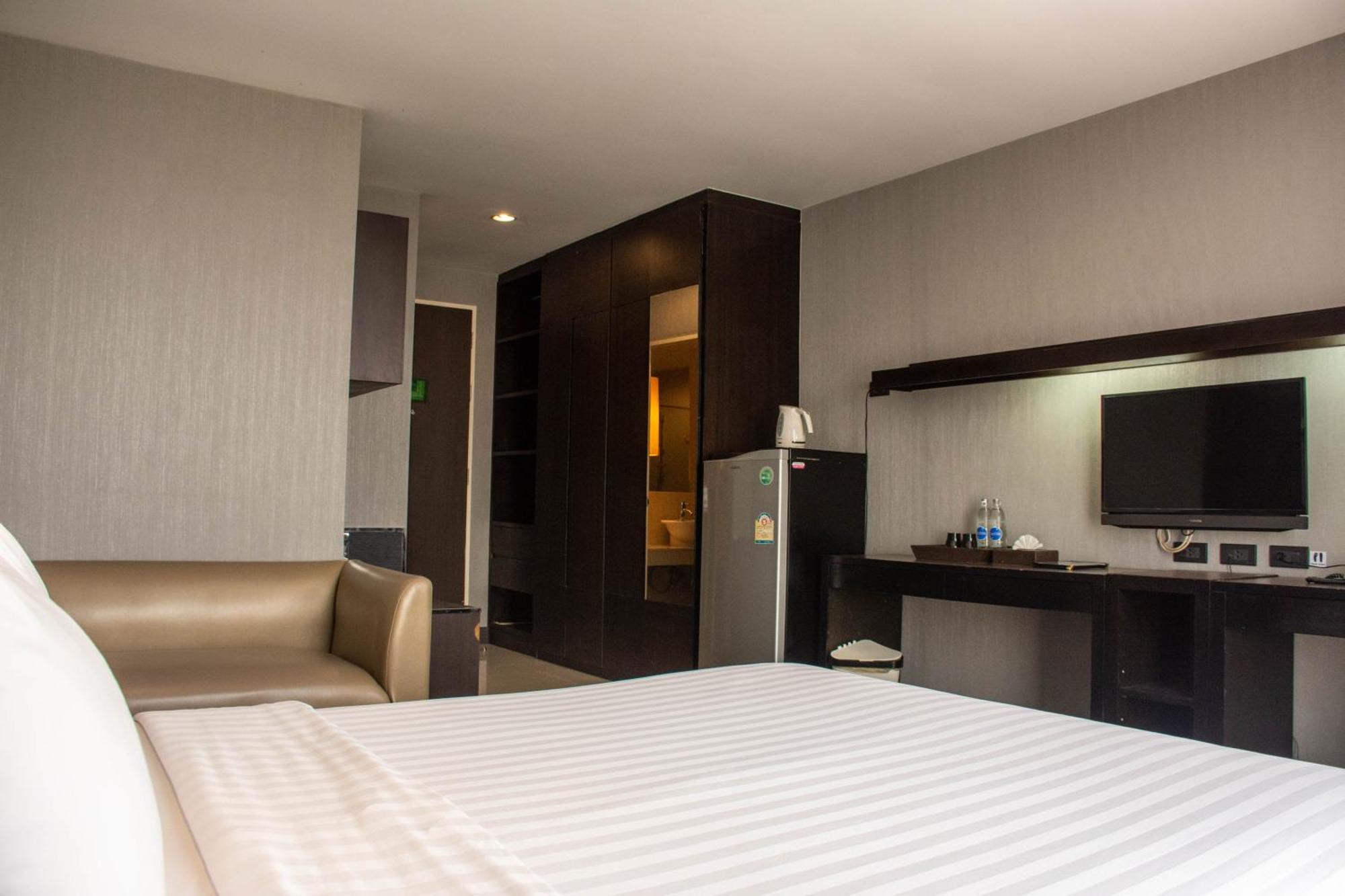 ฌ เฌอ - เดอะ กรีน โฮเทล  Hotel บ้านบางบ่อ ภายนอก รูปภาพ