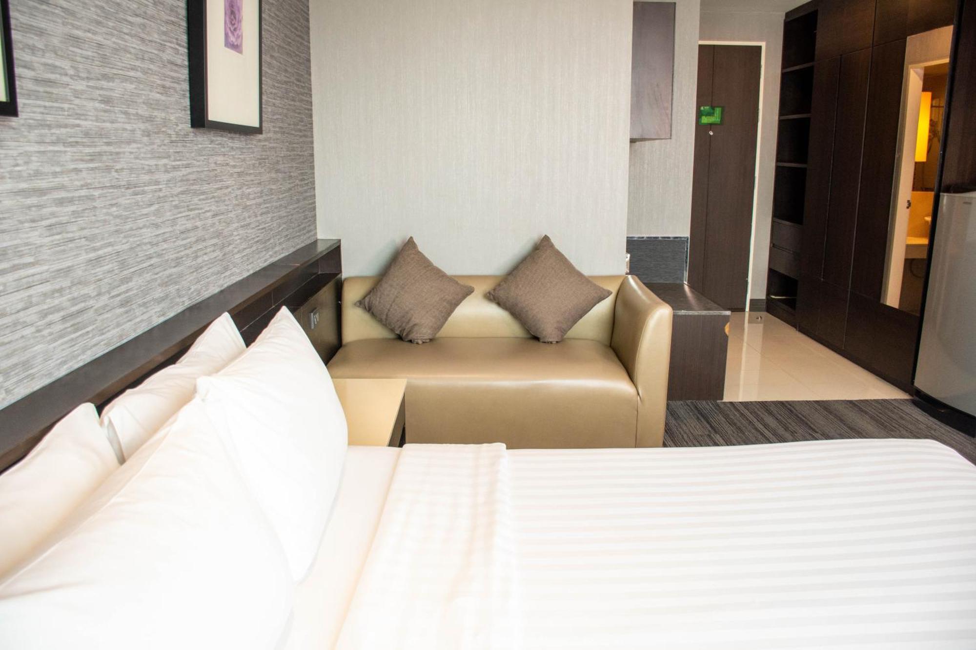 ฌ เฌอ - เดอะ กรีน โฮเทล  Hotel บ้านบางบ่อ ภายนอก รูปภาพ